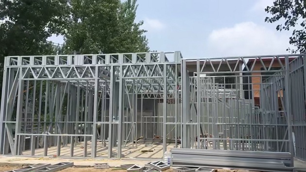 参观在建中的轻钢别墅（二）